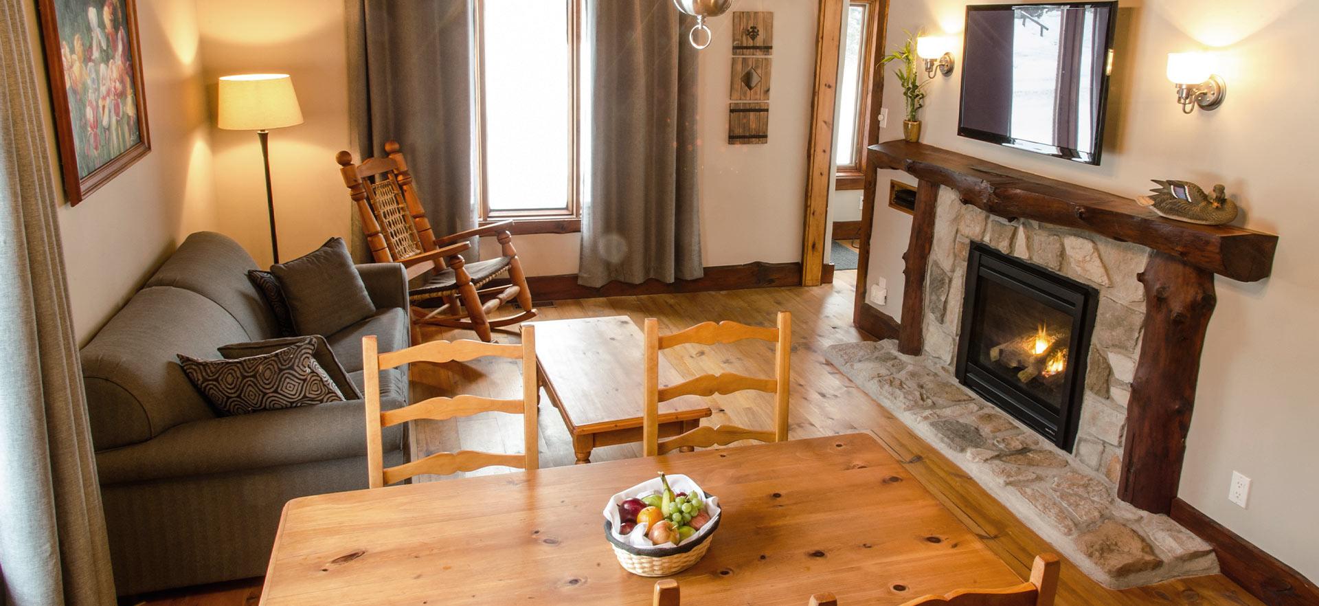 Chalet La Sérénité 1 chambre, salon avec foyer en pierre - Chalets Royal Laurentien