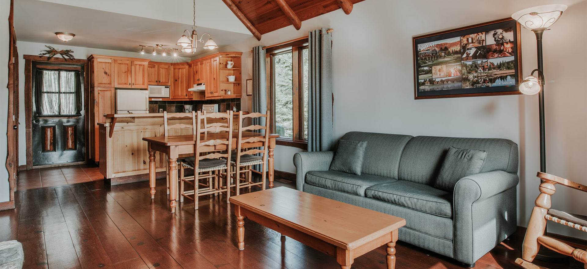 Chalet La Sérénité 1 chambre, salon avec foyer en pierre - Chalets Royal Laurentien