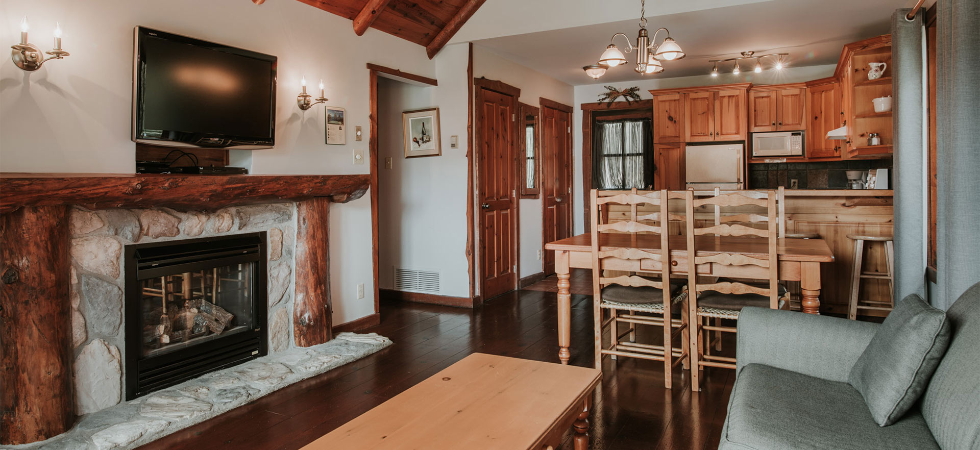 Chalet La Sérénité 1 chambre, salon avec foyer en pierre - Chalets Royal Laurentien